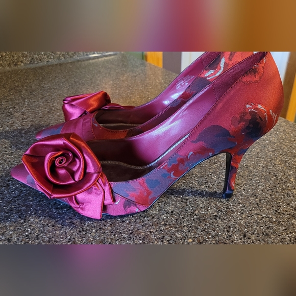$160 Women's White House Black Market Red Floral Rose Adorned Heels Size 8M EUC! - Picture 5 of 10